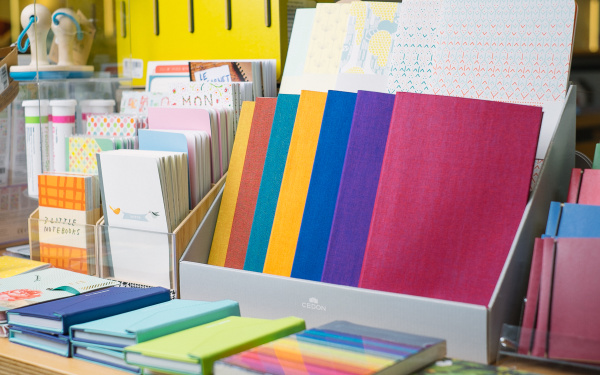 Eine bunte Vielfalt von Notizheften aus dem ZKM | Shop