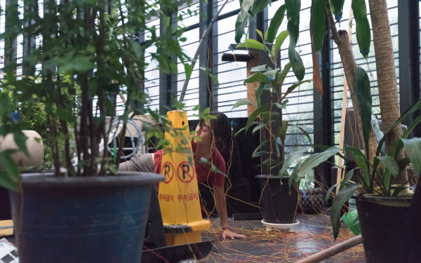 Performance in der Ausstellung »Edge of Now« at Nam June Paik Art Center, Yongin (Performer: Park Yura)