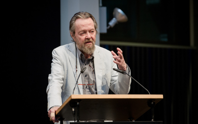 Frank Gillette, founder of the »Raindance Corporation«, speaks at the opening