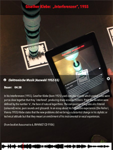Ausstellungsansicht des Klangpfades. Ein Besucher liest auf einem Tablet Informationen zu Giselher Klebes Stück Interferenzen von 1955.